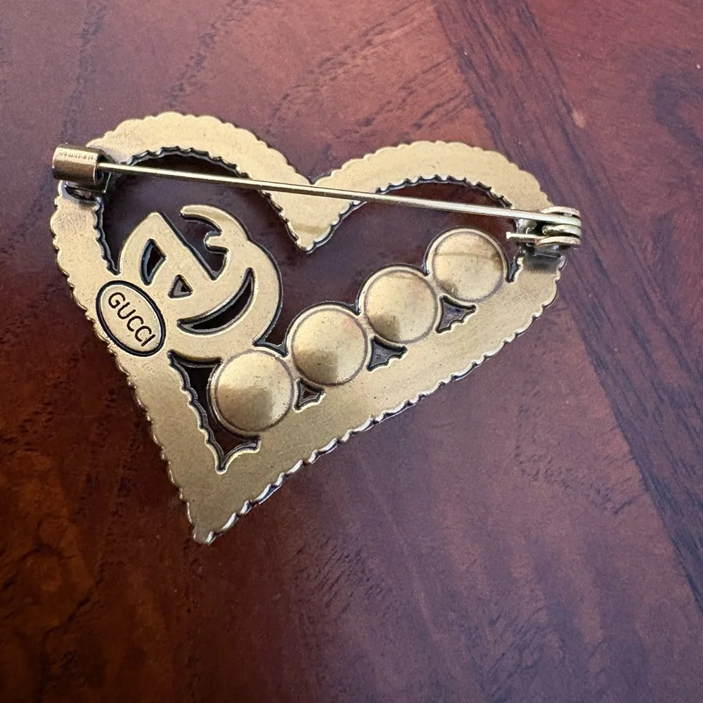 New with box Gucci Gold-Tone Heart Brooch with Pearls and Crystals - Picture 3 of 3